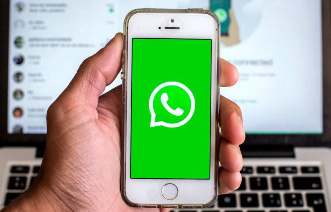 Un usuario utiliza la aplicación de WhatsApp conectada al ordenador.