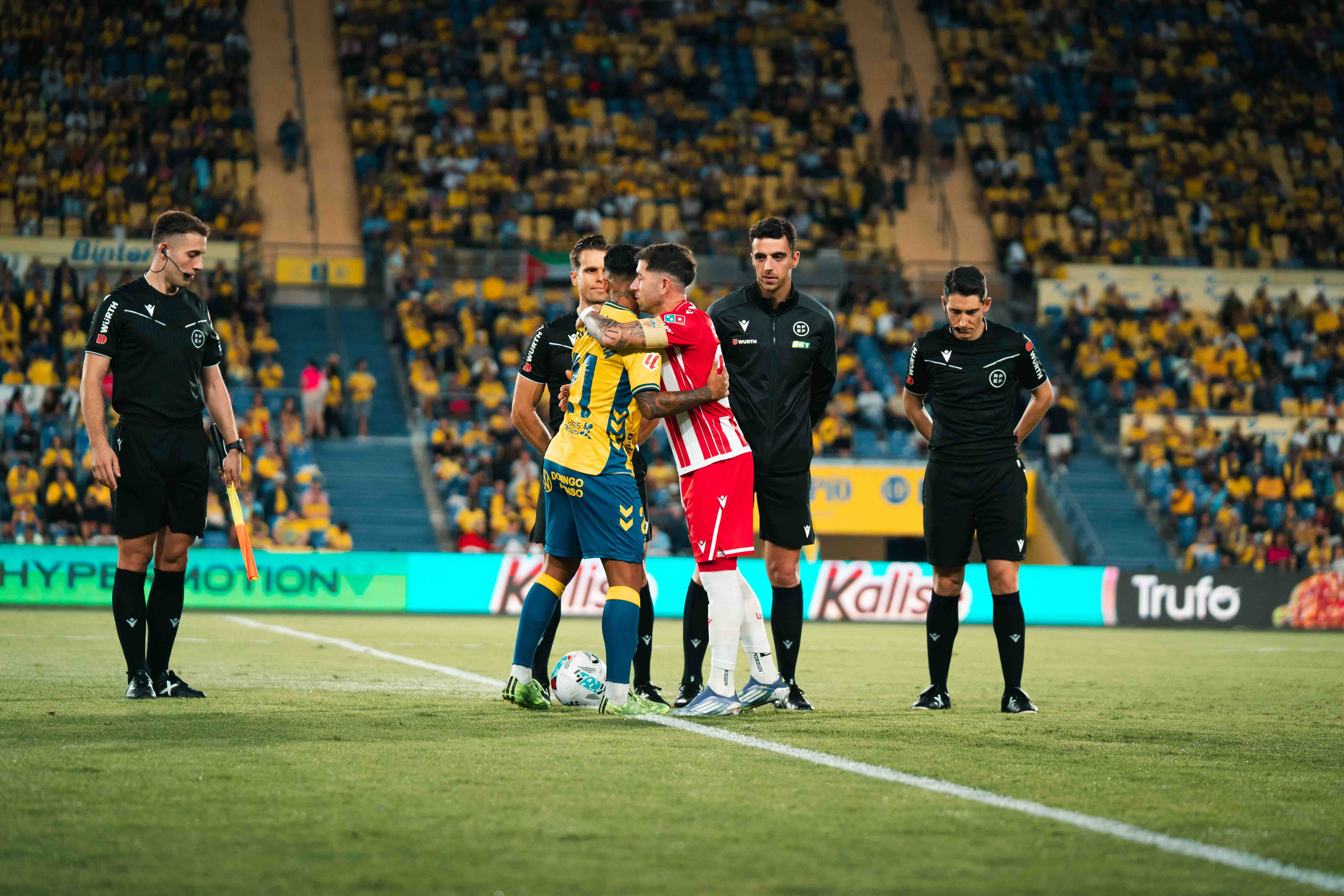 Embarba, capitán en Las Palmas, se abraza a Jonathan Viera.