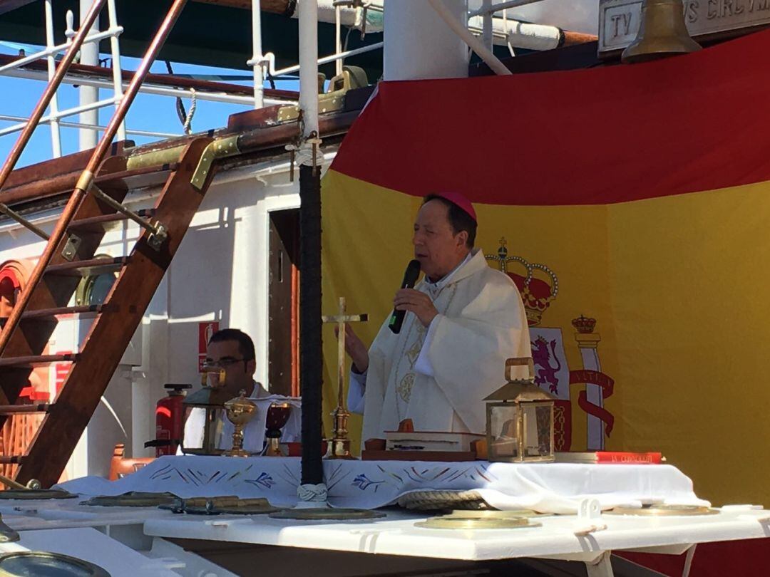 El arzobispo castrense Juan del Río preside una misa