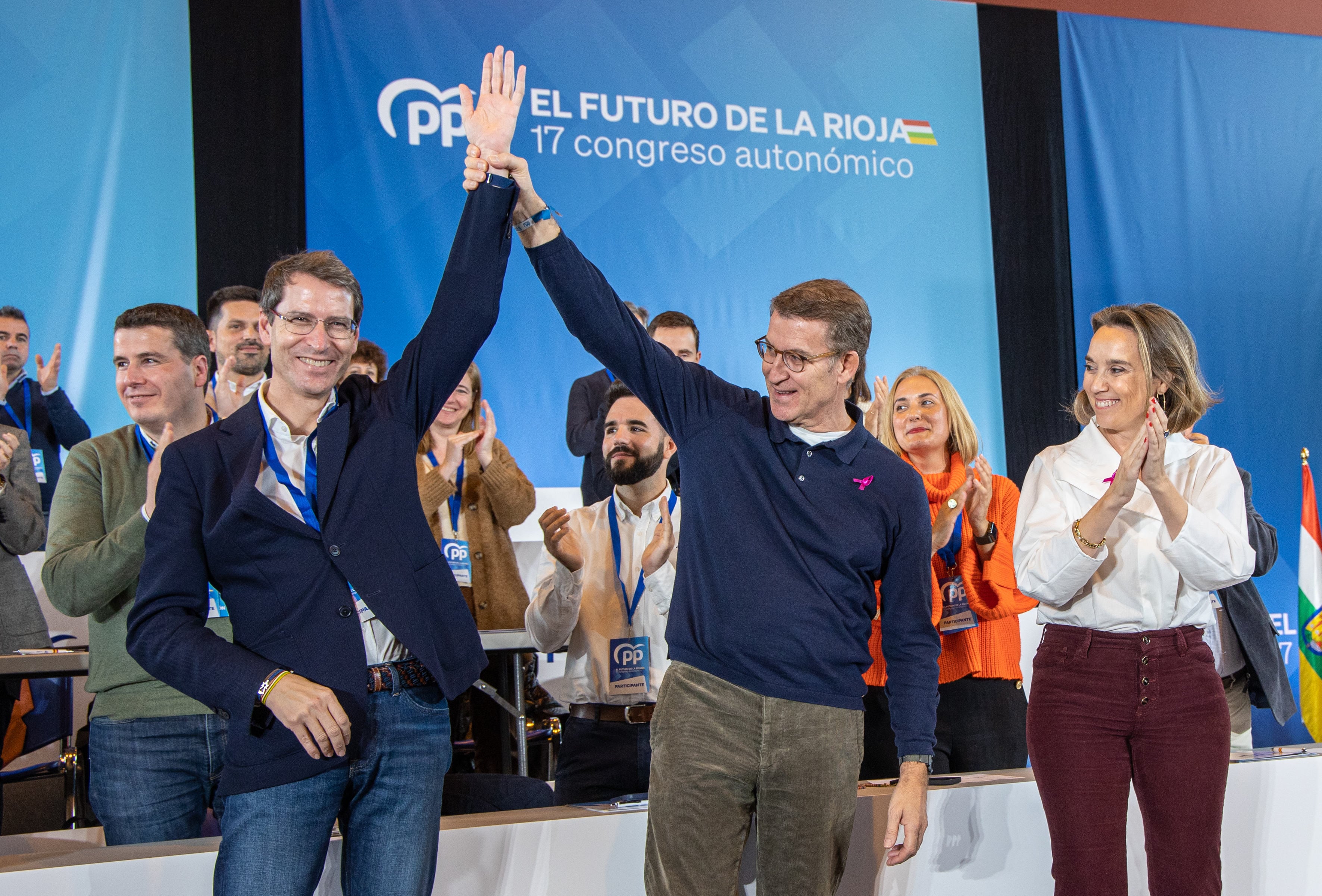 ABELDA DE IREGUA (LA RIOJA), 25/11/2023.-El presidente del PP, Alberto Núñez Feijóo(c), levanta la mano del recién electo presidente de este partido en La Rioja, Gonzalo Capellán (i) junto a la secretaria general, Cuca Gamarra (d), en la clausura del 17 Congreso del PP de La Rioja, este sábado en Albelda de Iregua.-EFE/Raquel Manzanares
