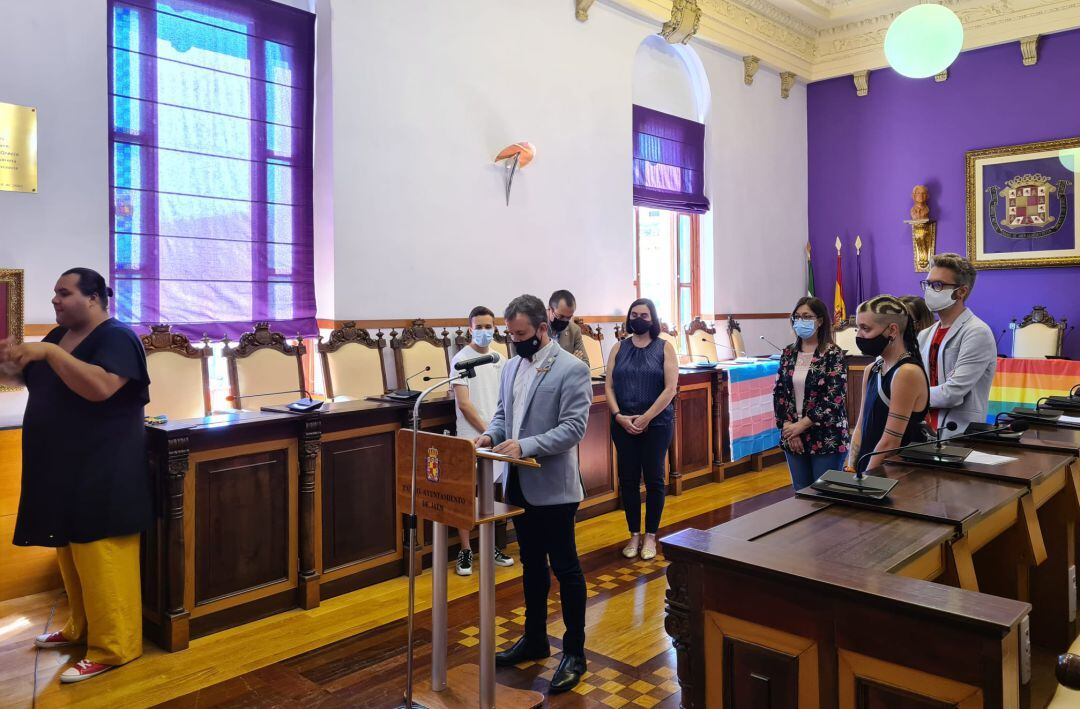 Acto LGTBI en el salón de plenos del Ayuntamiento jiennense con la presencia de todos los partidos políticos a excepción, una vez más, de VOX