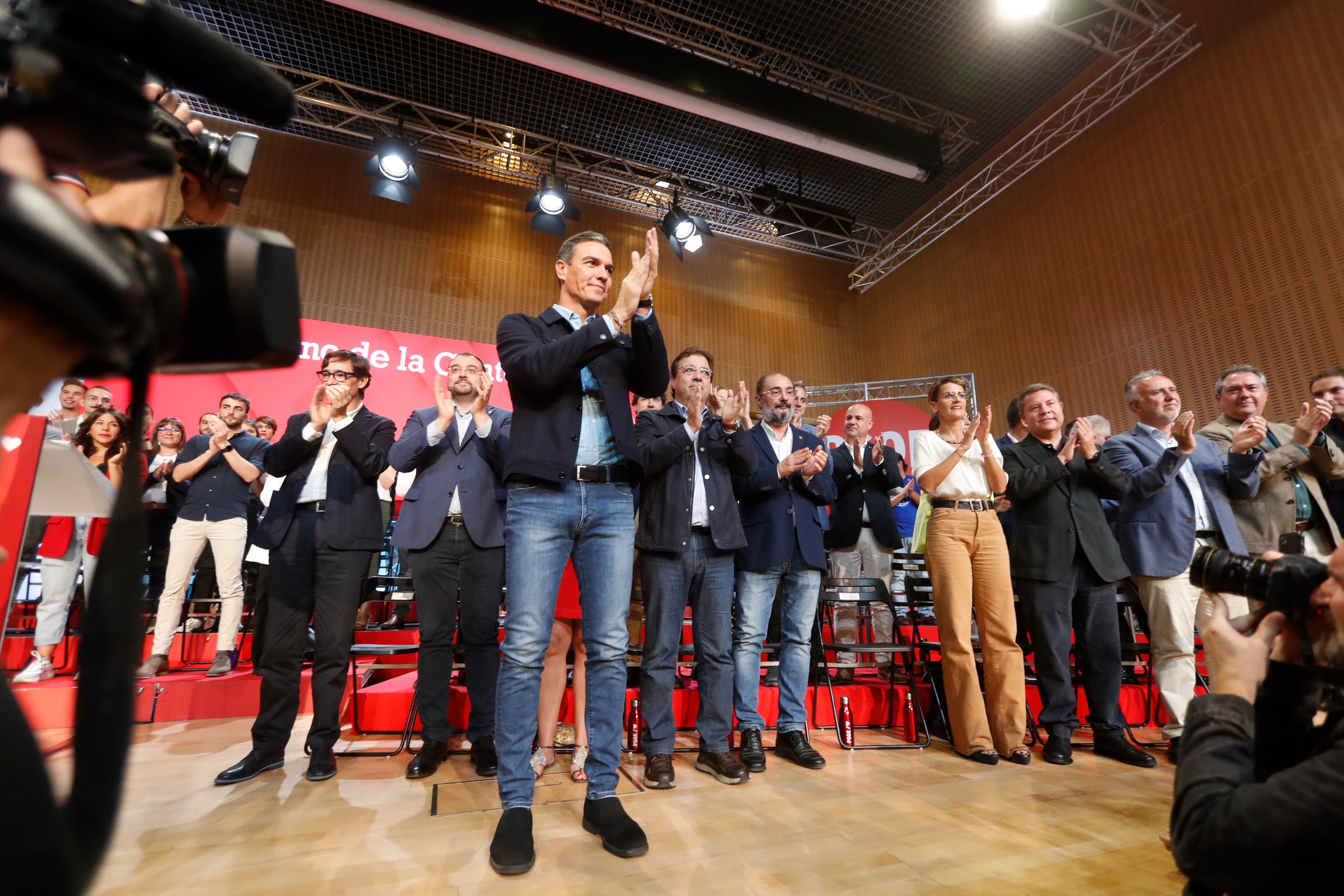 ZARAGOZA, 17/09/2022.- El presidente del Gobierno, Pedro Sánchez (c), acompañado de varios presidentes autonómicos, entre otros, aplaude durante la reunión del Consejo Político Federal del PSOE, este sábado, en Zaragoza. EFE/ Javier Belver
