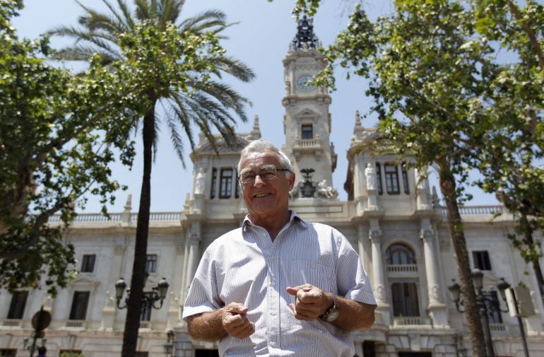 Imagen de archivo del alcalde de València, Joan Ribó, frente al Ayuntamiento