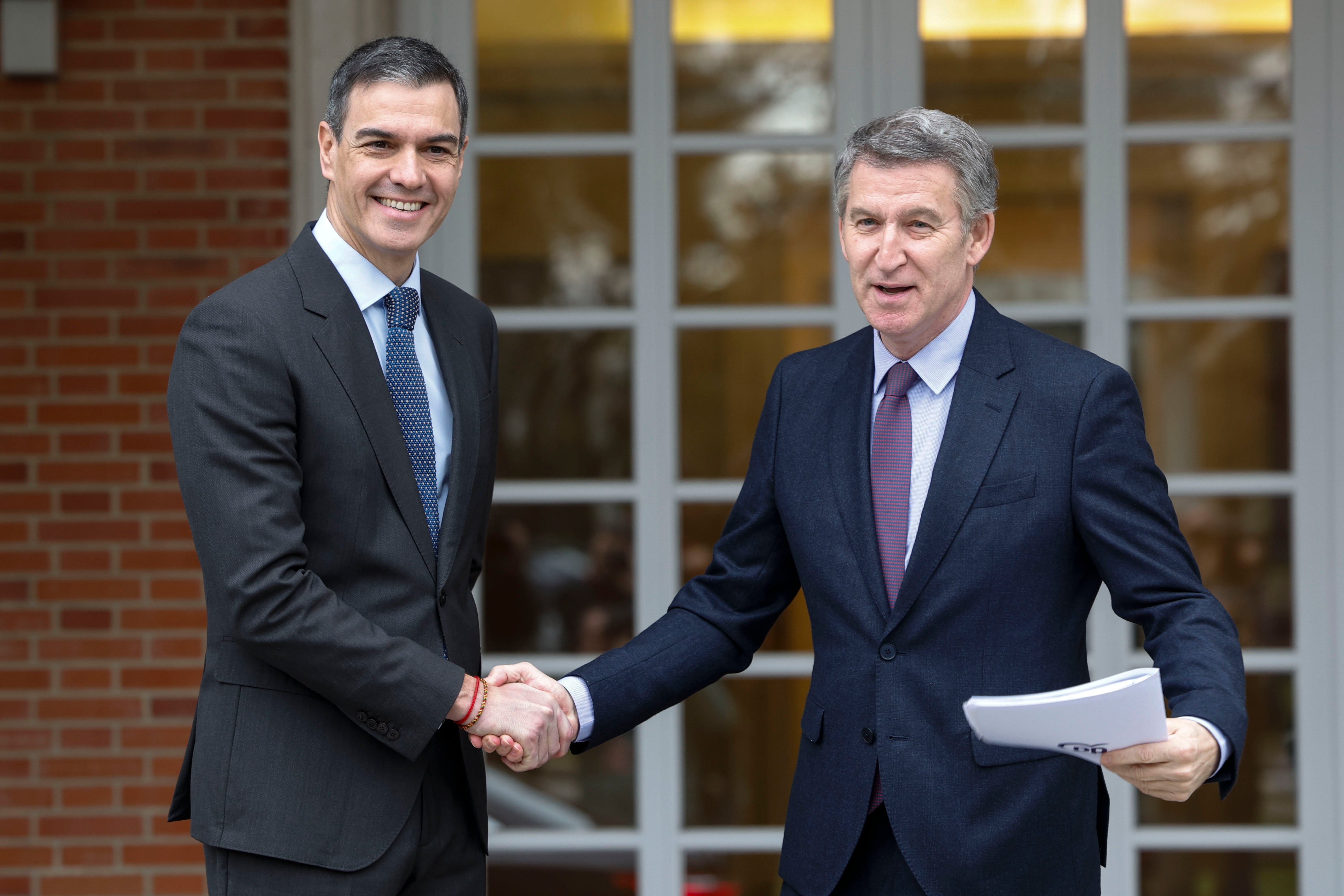 El presidente del Gobierno, Pedro Sánchez (i), recibe este jueves al líder del PP, Alberto Núñez Feijóo (d), en el Palacio de la Moncloa