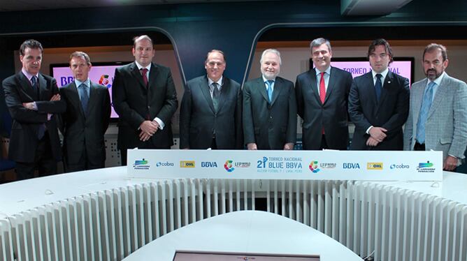 José Ramón de la Morena, Emilio Butragueño, Alejandro Nieto, Javier Tebas, Francisco Eguiguren, Miguel Cardenal, Raúl Martín Presa y Ángel Torres, en la presentación de los torneos que organiza la Fundación El Larguero en Perú.