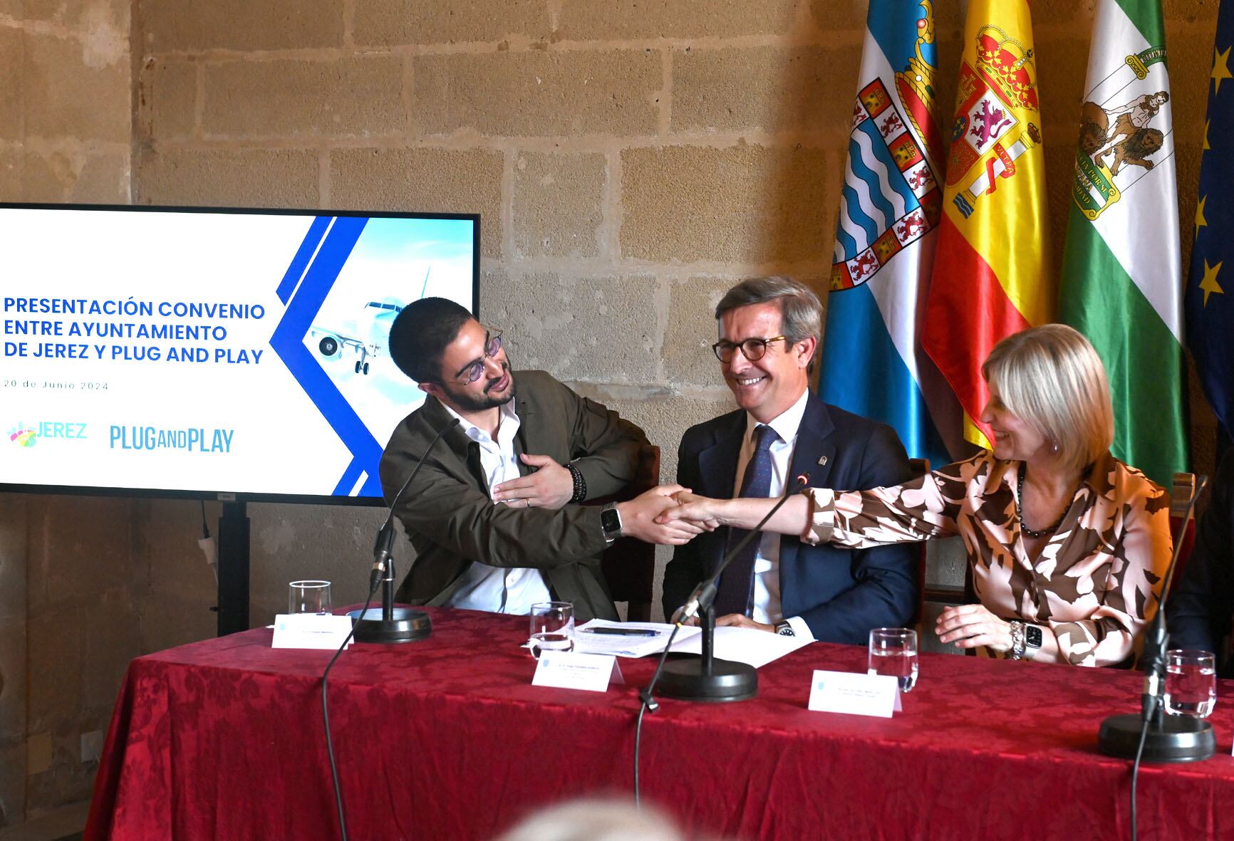 Firma del convenio en el Ayuntamiento de Jerez