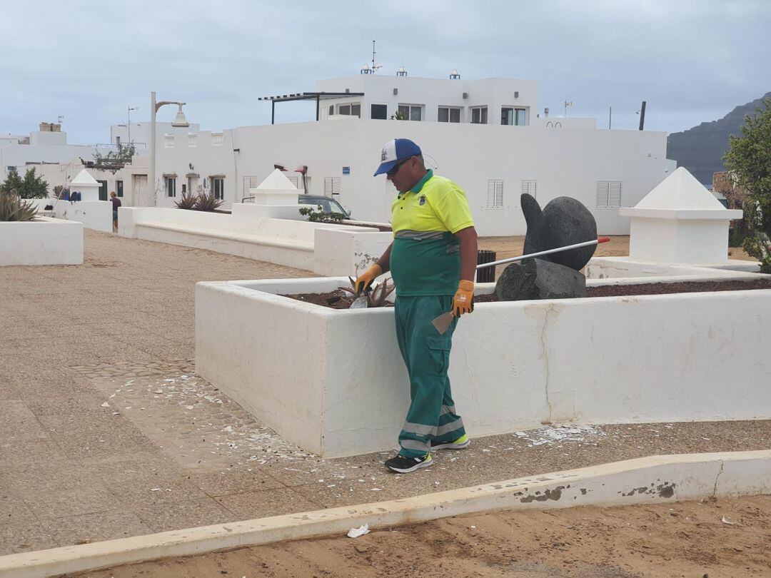 Operario realizando trabajos de mejora en Caleta de Sebo, en La Graciosa.