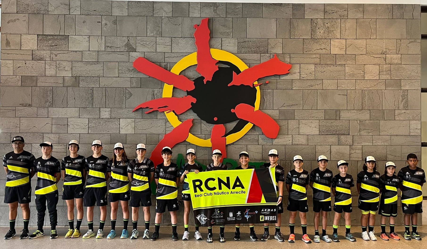 Quince deportistas del Real Club Náutico de Arrecife participan en el Acuatlón ANFI Mogán 2026.