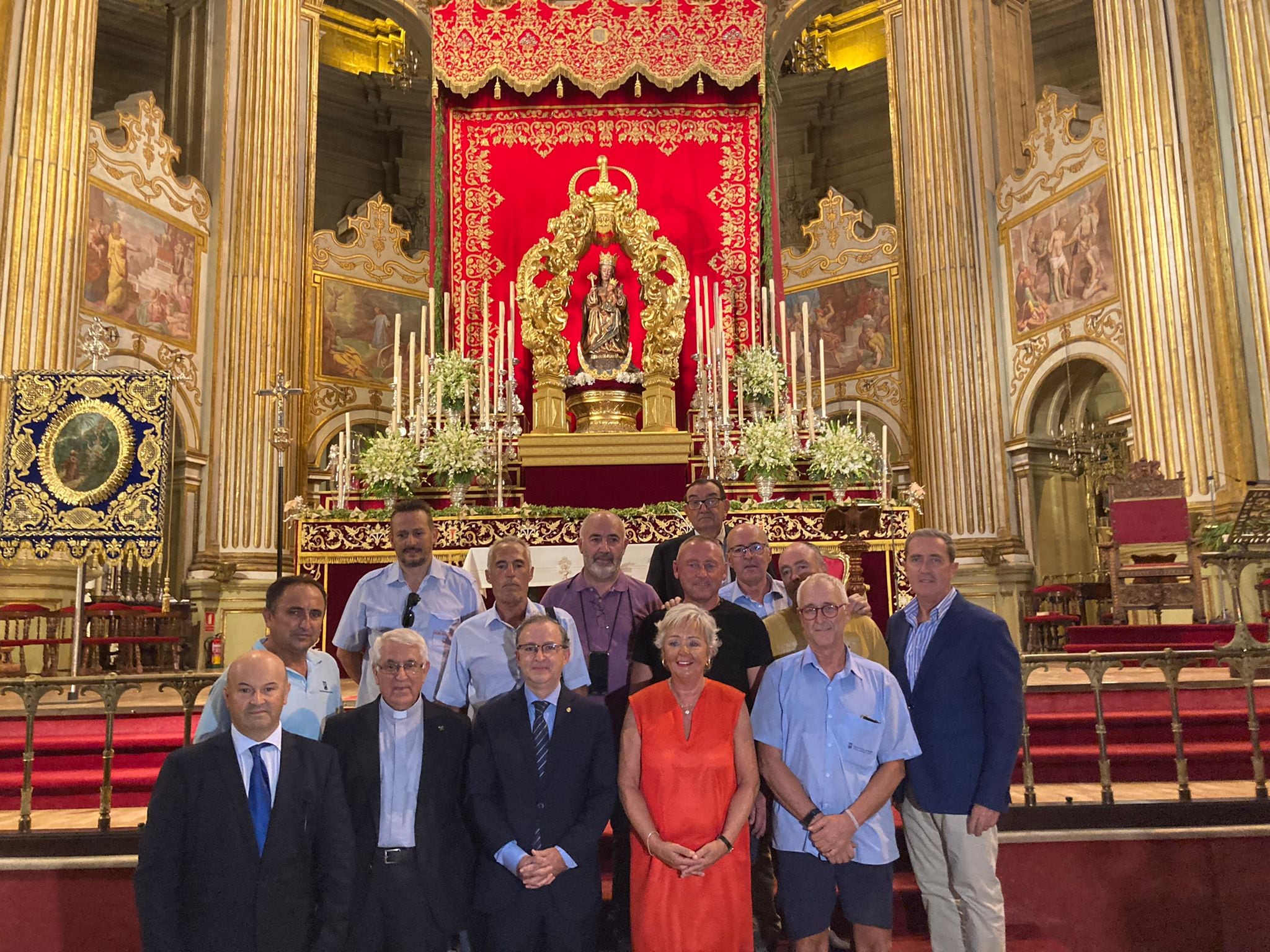 Teresa Porras, concejala del Ayuntamiento de Málaga, junto a Miguel Orellana, hermano mayor de la Hermandad de la Virgen de la Victoria, Antonio Aguilera, dean de la Catedral, y miembros de la hermandad y los servicios operativos del Ayuntamiento de Málaga