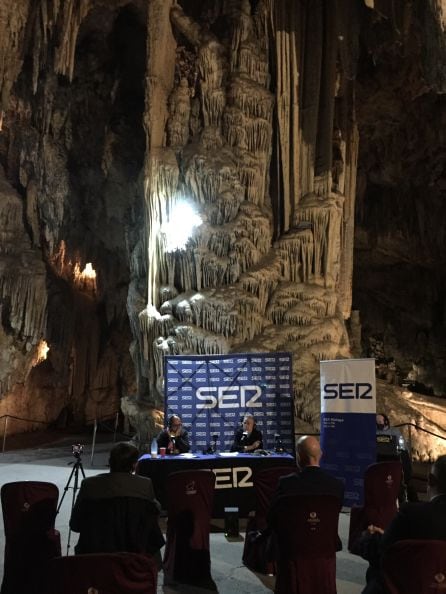 Nacho Ares y Jesús Callejo durante la grabación de SER Historia en la Cueva de Nerja