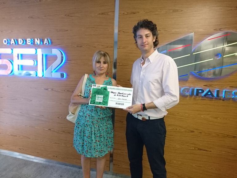 El director de Radio Elche, Marcelo Garrigós, en el momento de entregar a Ana Sánchez el premio.