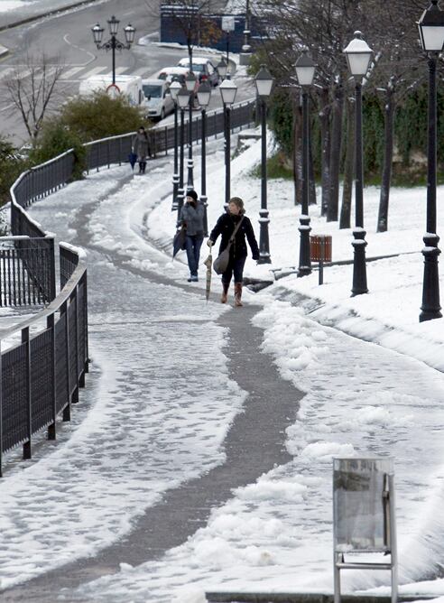 Aspecto que presenta una calle de Oviedo tras la nieve caida en la ciudad en las últimas horas.