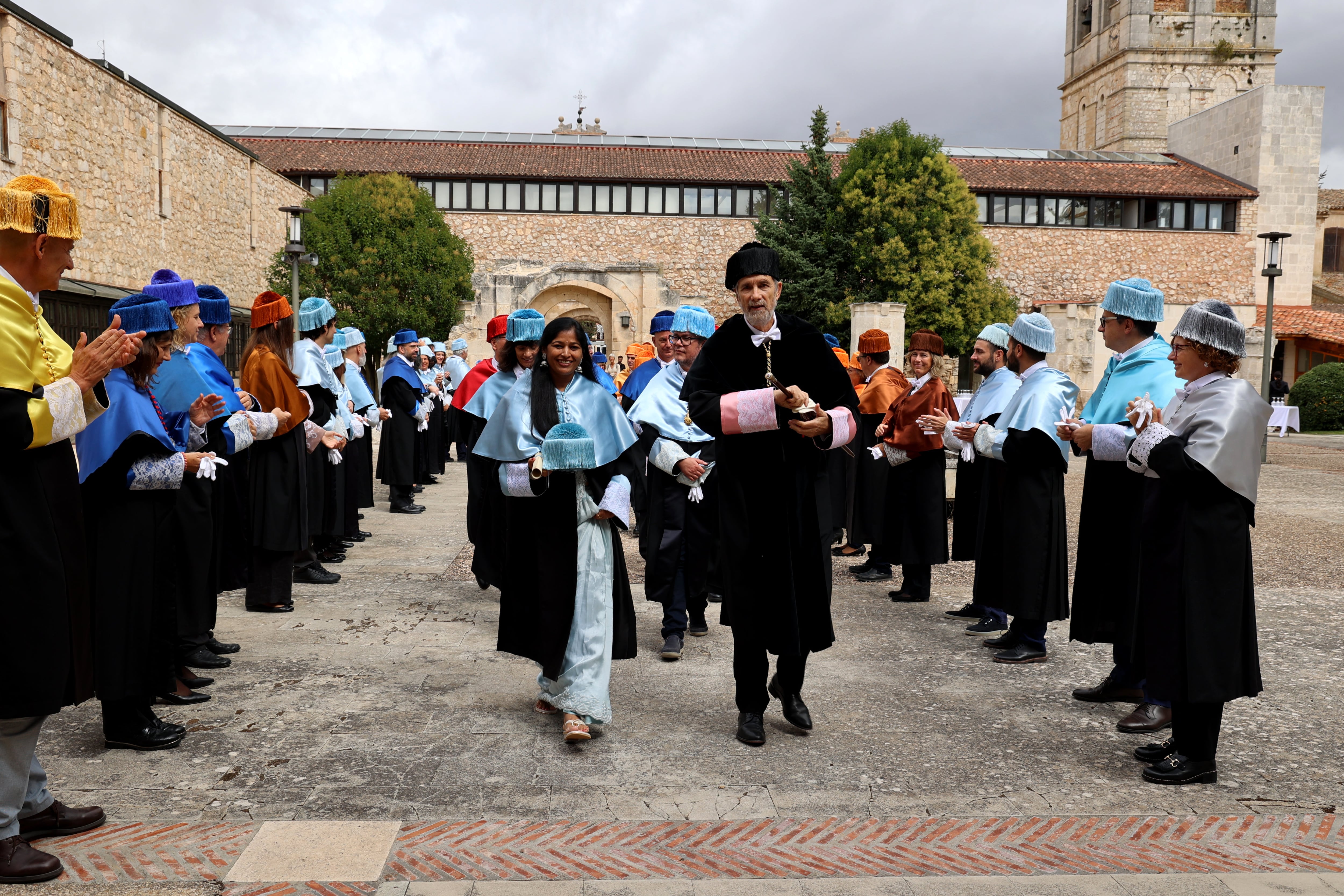 Desfile hacia el Aula Magna para la investidura de Visha Ferrer como Honoris Causa de la UBU