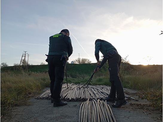 Efectivos de la Guardia Civil con el cable robado