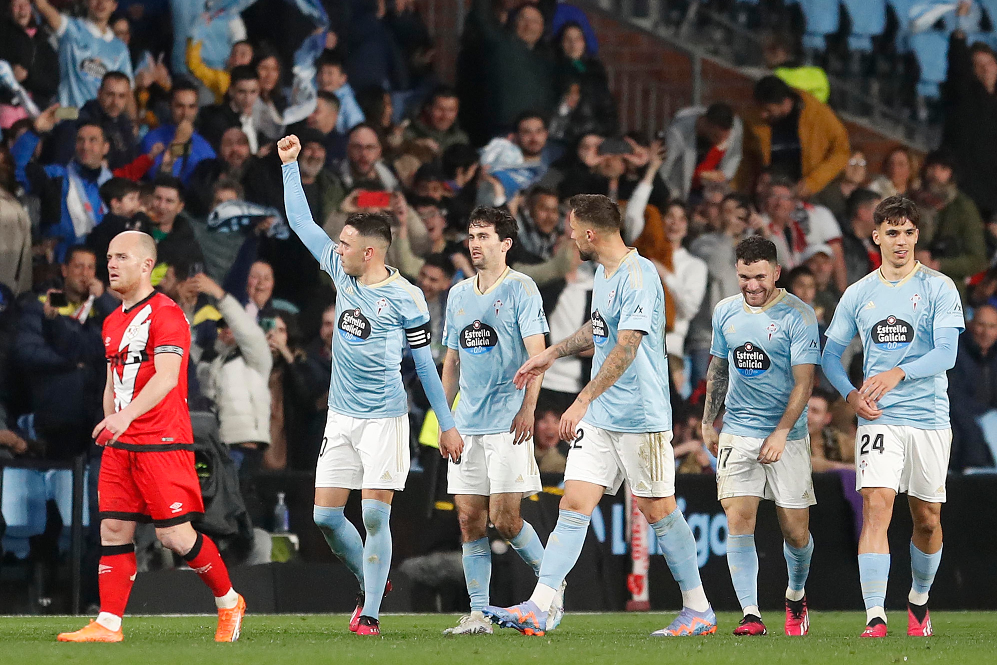 Vigo (Pontevedra), 11/03/2023.- Los jugadores del Celta celebran el primer gol del equipo gallego durante el encuentro correspondiente a la jornada 25 de primera división que disputan hoy sábado frente al Rayo Vallecano en el estadio Balaidos de Vigo. EFE / Salvador Sas.
