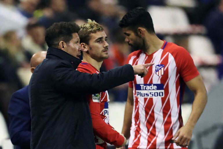 Simeone da instrucciones a Costa y Griezmann