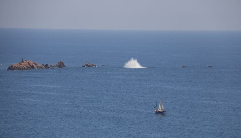 A les 13:13h els artificiers de la Guàrdia Civil han detonat l'obús a les Illes Formigues