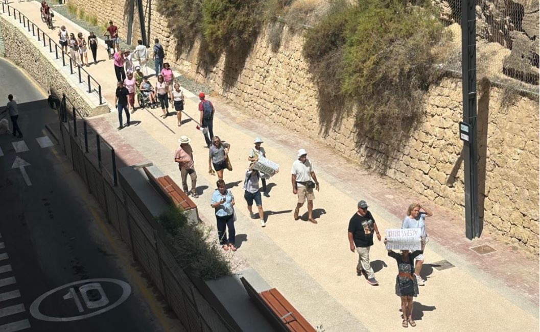 SOS Albufereta estrena la Vía Verde de la Cantera de Alicante con ritmo reivindicativo y ausencia de autoridades