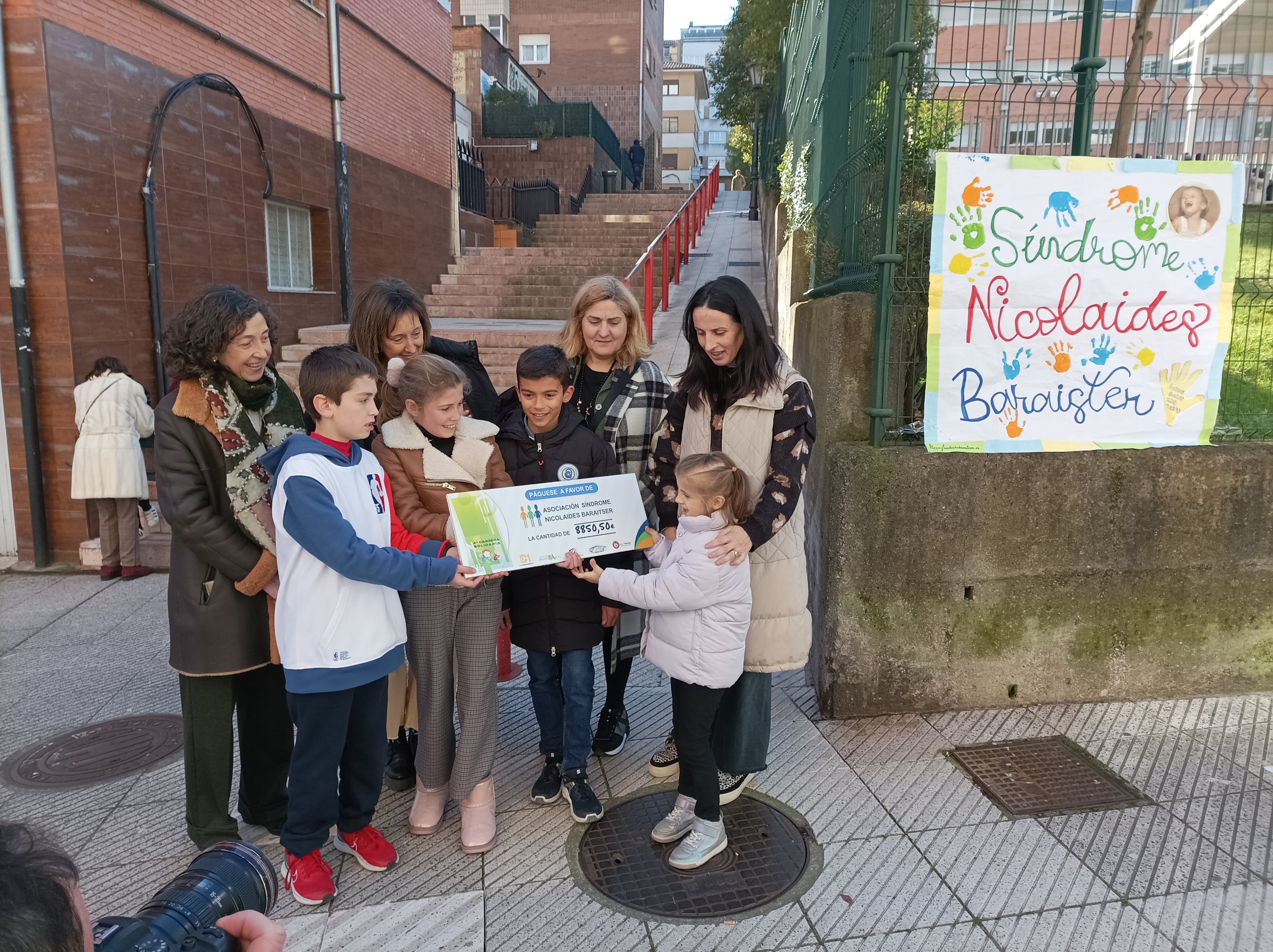 Niños de los colegios públicos Buenavista I, Buenavista II y Baudilio Arce de Oviedo entregan a Julia, niña con Síndrome de Nicolaides Baraitser, el cheque de 8.850 euros recaudado en una carrera solidaria