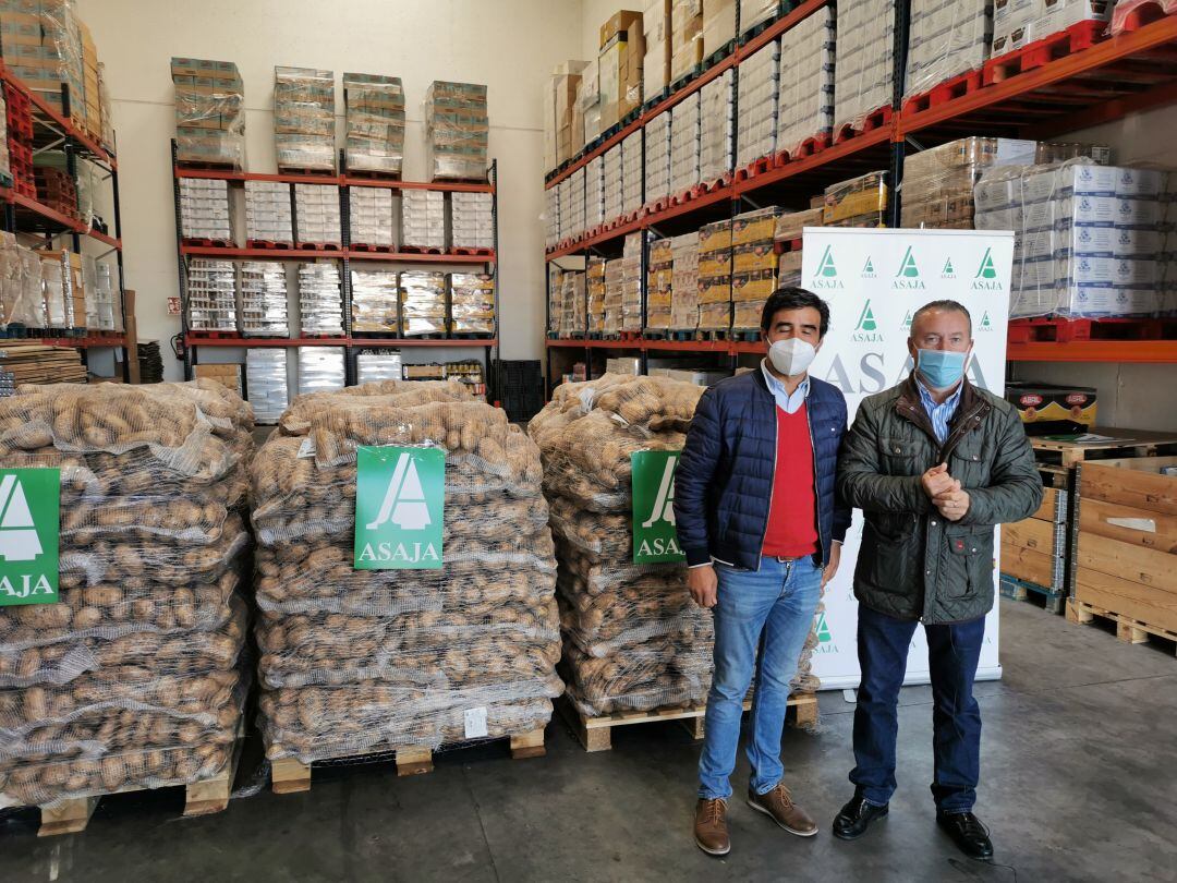 Esteban Martínez, izda, y Donaciano Dujo en el almacén del Banco de Alimentos