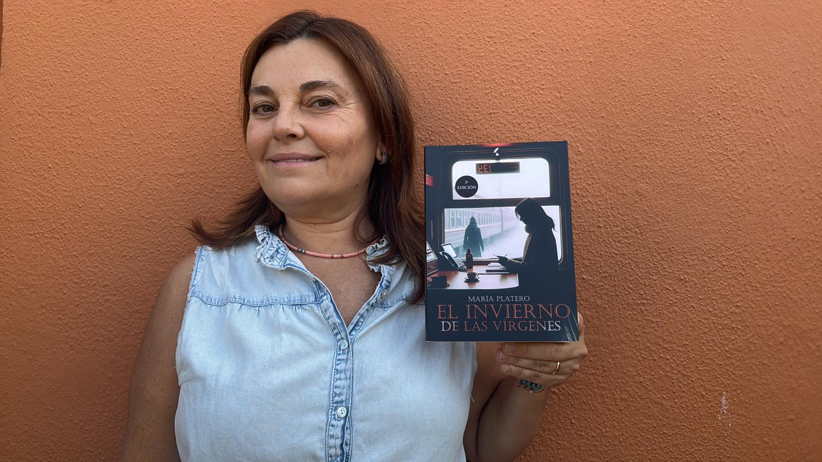 María Platero posa con su libro