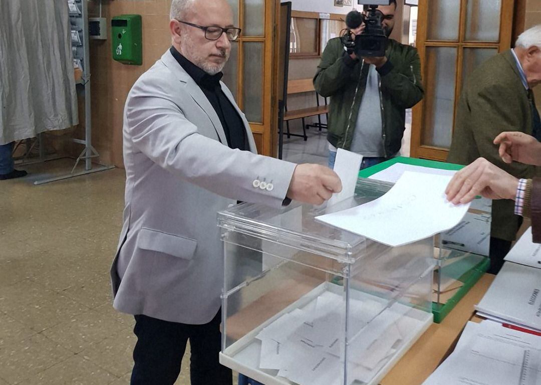 El candidato de VOX, Francisco José Alcaraz, vota en su colegio electoral.