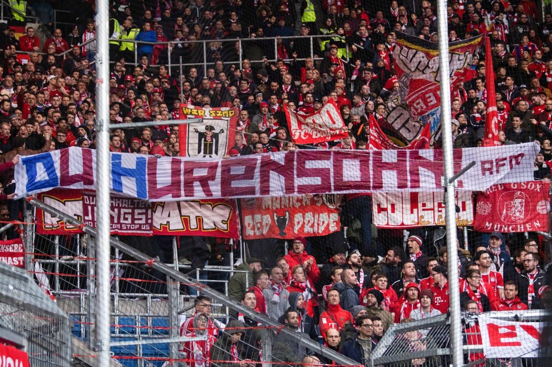 Parte de la afición del Bayern sacó en la segunda parte una pancarta en la que se leía &quot;Dietmar Hopp, hijo de puta”