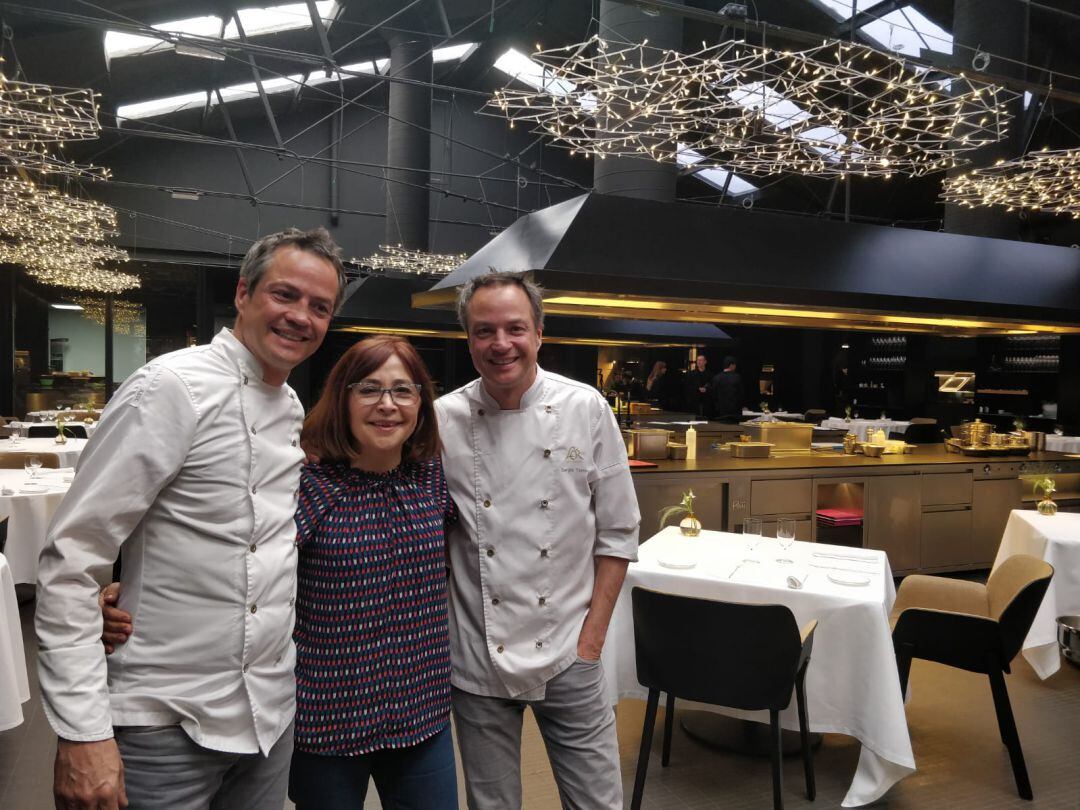 Rosa Badia amb Sergio i Javier Torres al seu restaurant de Barcelona.