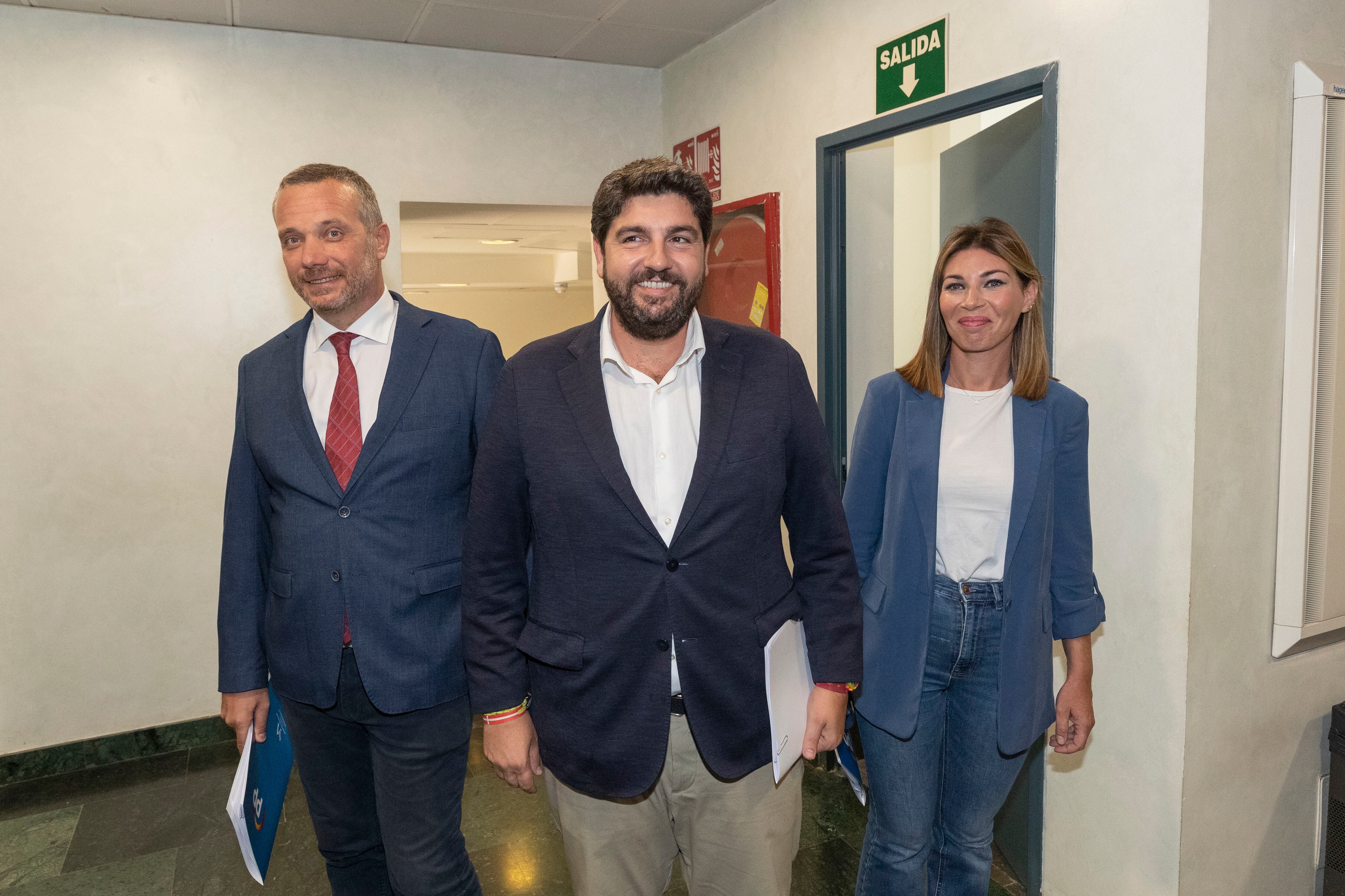 El presidente de la comunidad de Murcia en funciones, Fernando López Miras (c), acompañado por los diputados del PP en el parlamento murciano Joaquín Segado (i) y María del Carmen Ruiz Jódar (d).