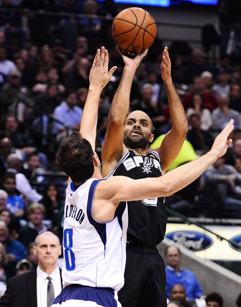 El base extremeo defiende el tiro del francés