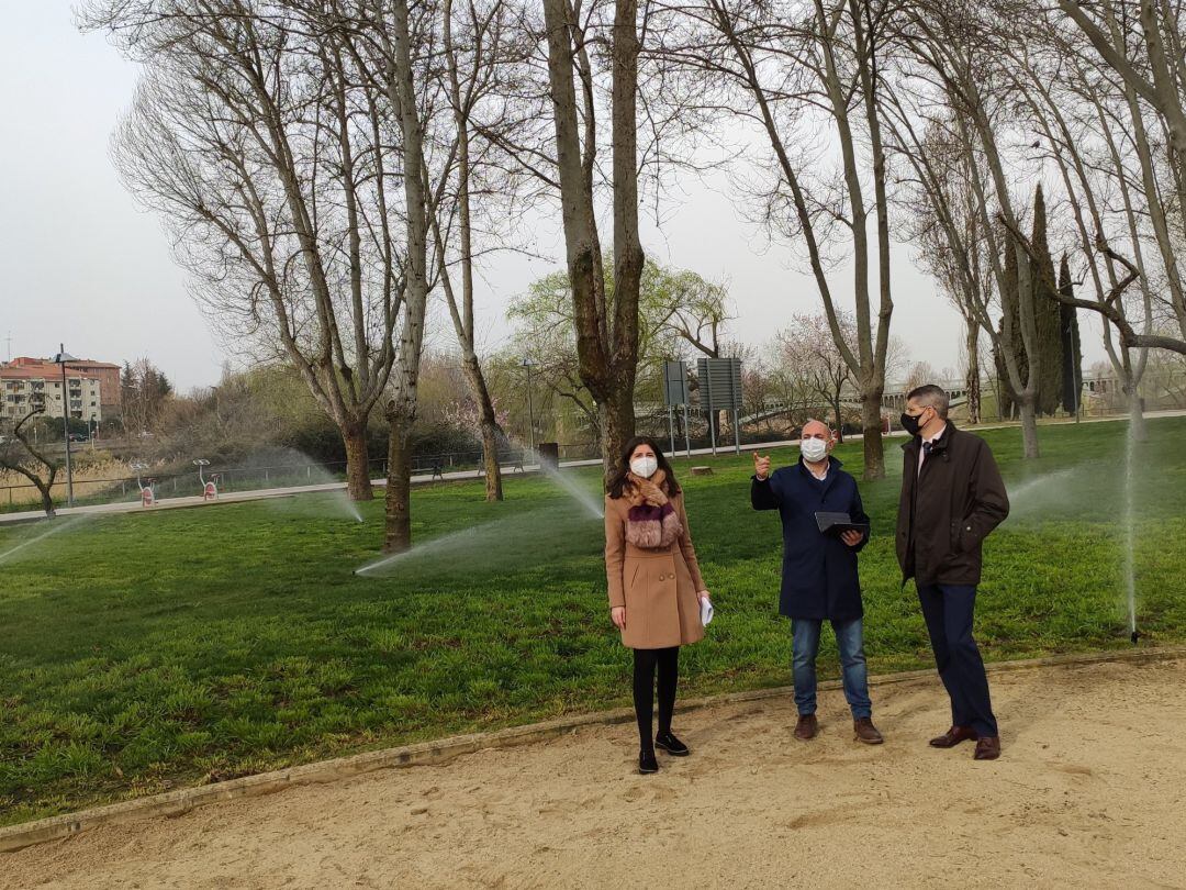 Concejala de Medio Ambiente del Ayuntamiento de Salamanca, Miryam Rodríguez con técnicos del Consistorio en el Parque Fluvial