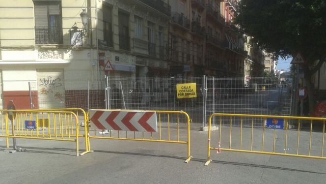 Aspecto de la calle Cádiz en la confluencia con Literazo Azorín, cortada al tráfico por obras
