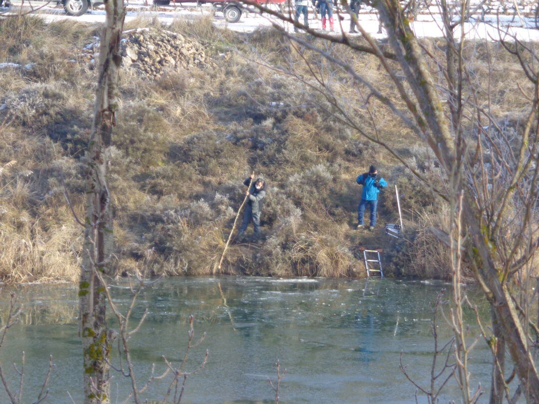 Las placas de hielo del río dificultan en extremo la búsqueda