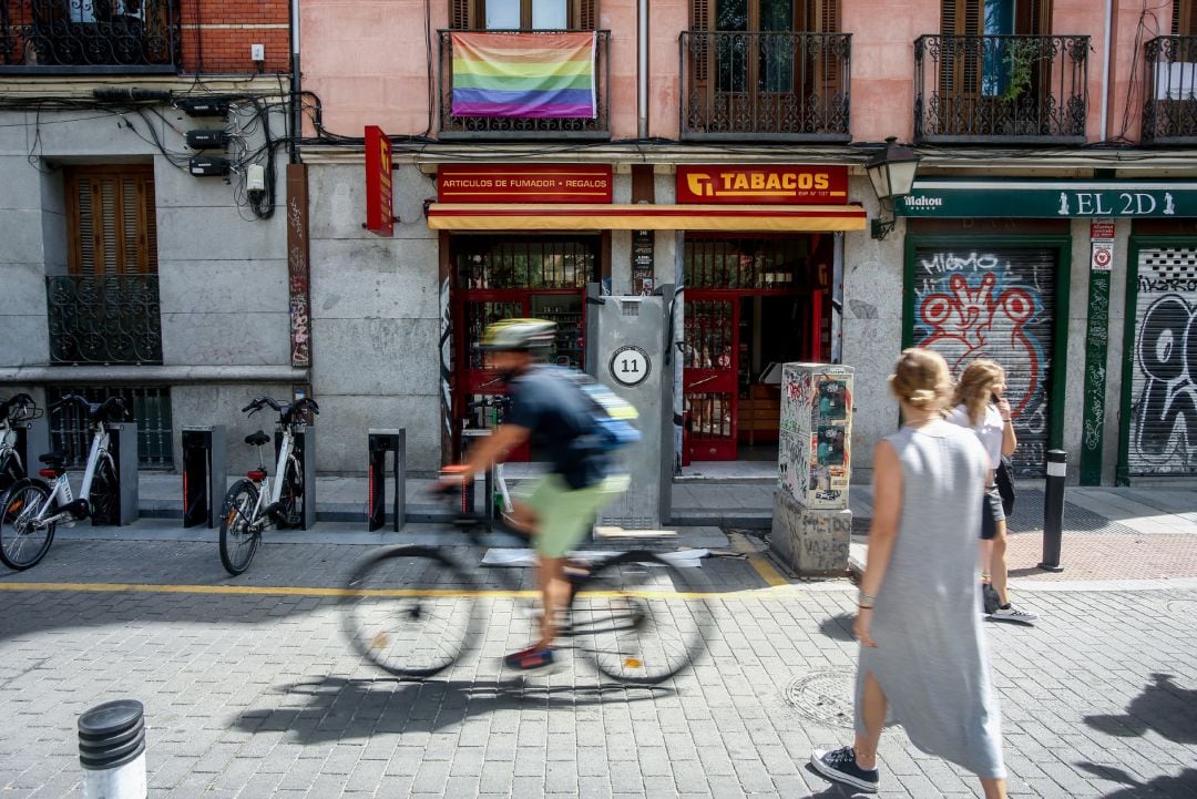 Varias personas pasean por una de las calles del barrio de Malasaña.