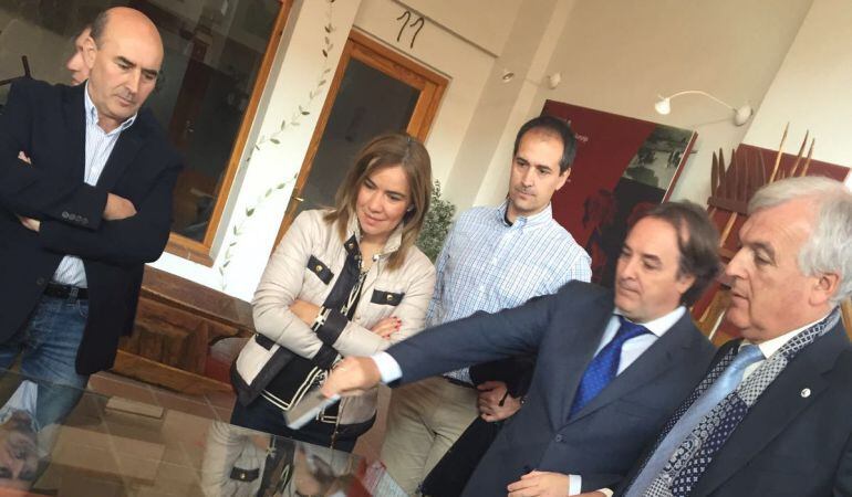 Un momento de la visita de González Taboada a Torrearte