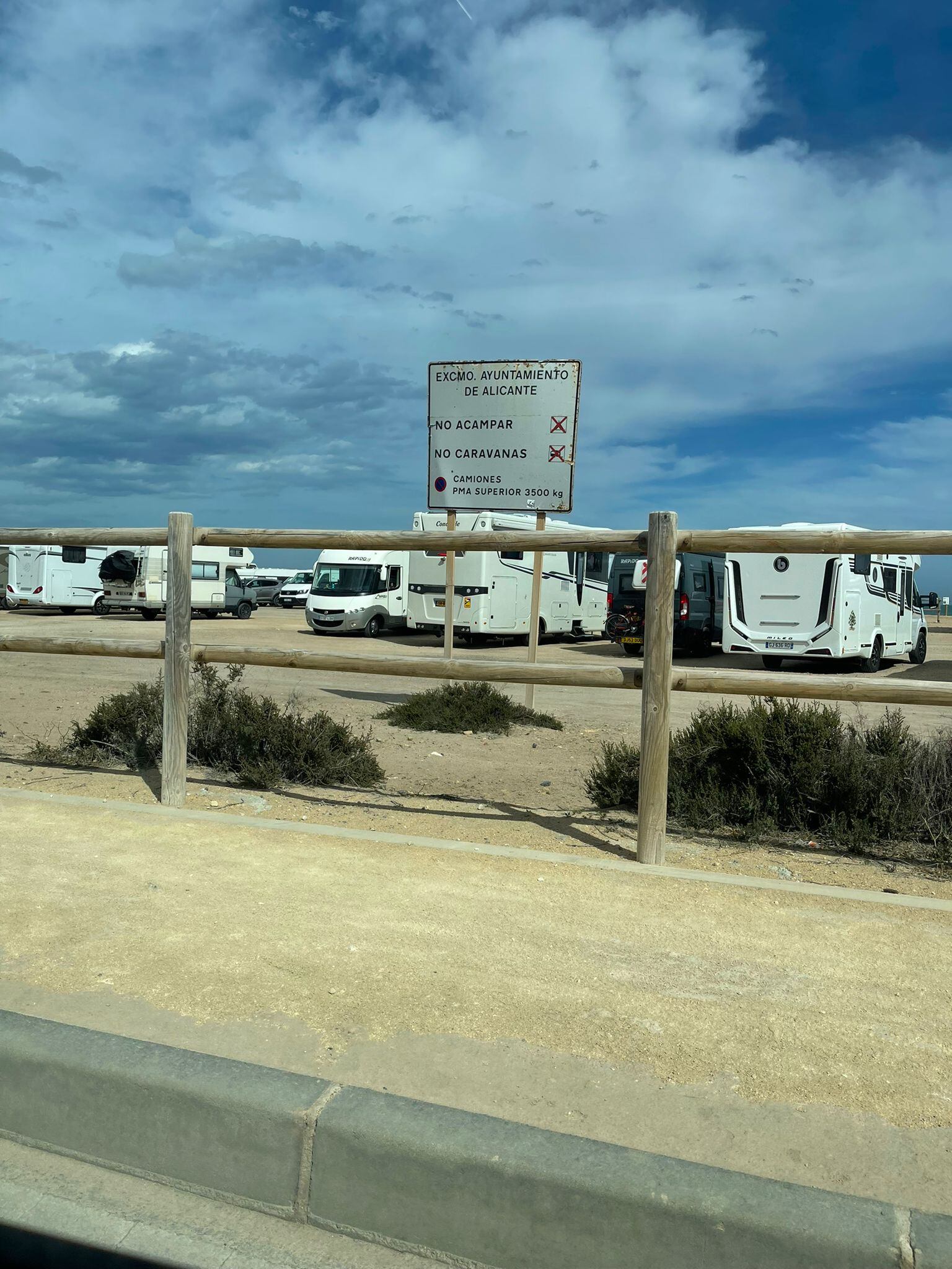 Autocaravanas estacionadas en Alicante, en una zona prohibida, al eliminar el Ayuntamiento la que existía