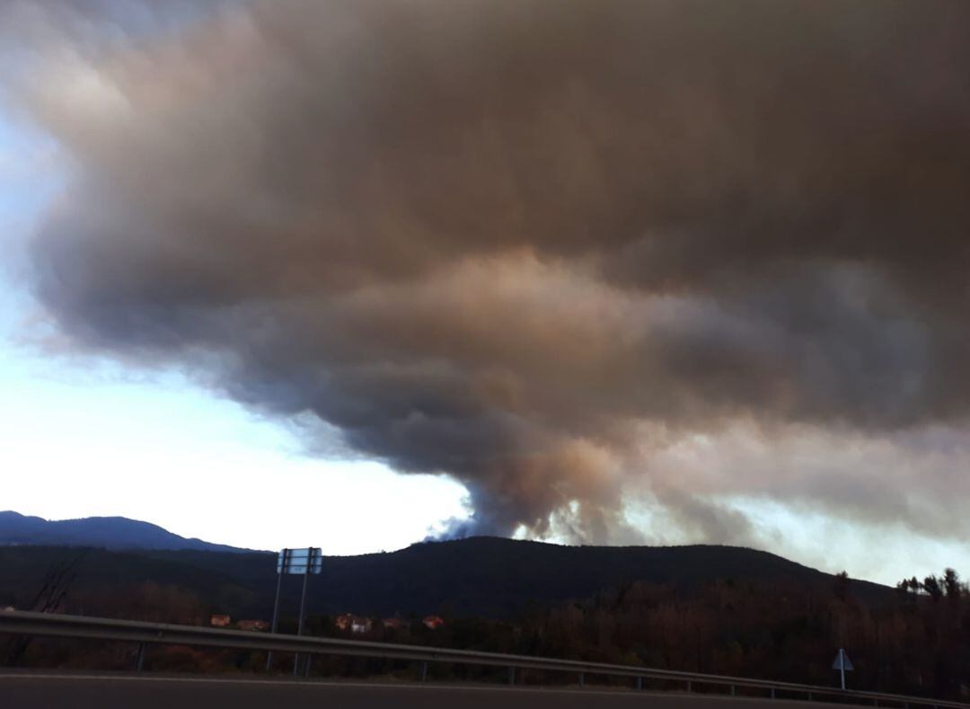 El incendio en Mondariz, visible desde distintos puntos del área metropolitana de VIgo