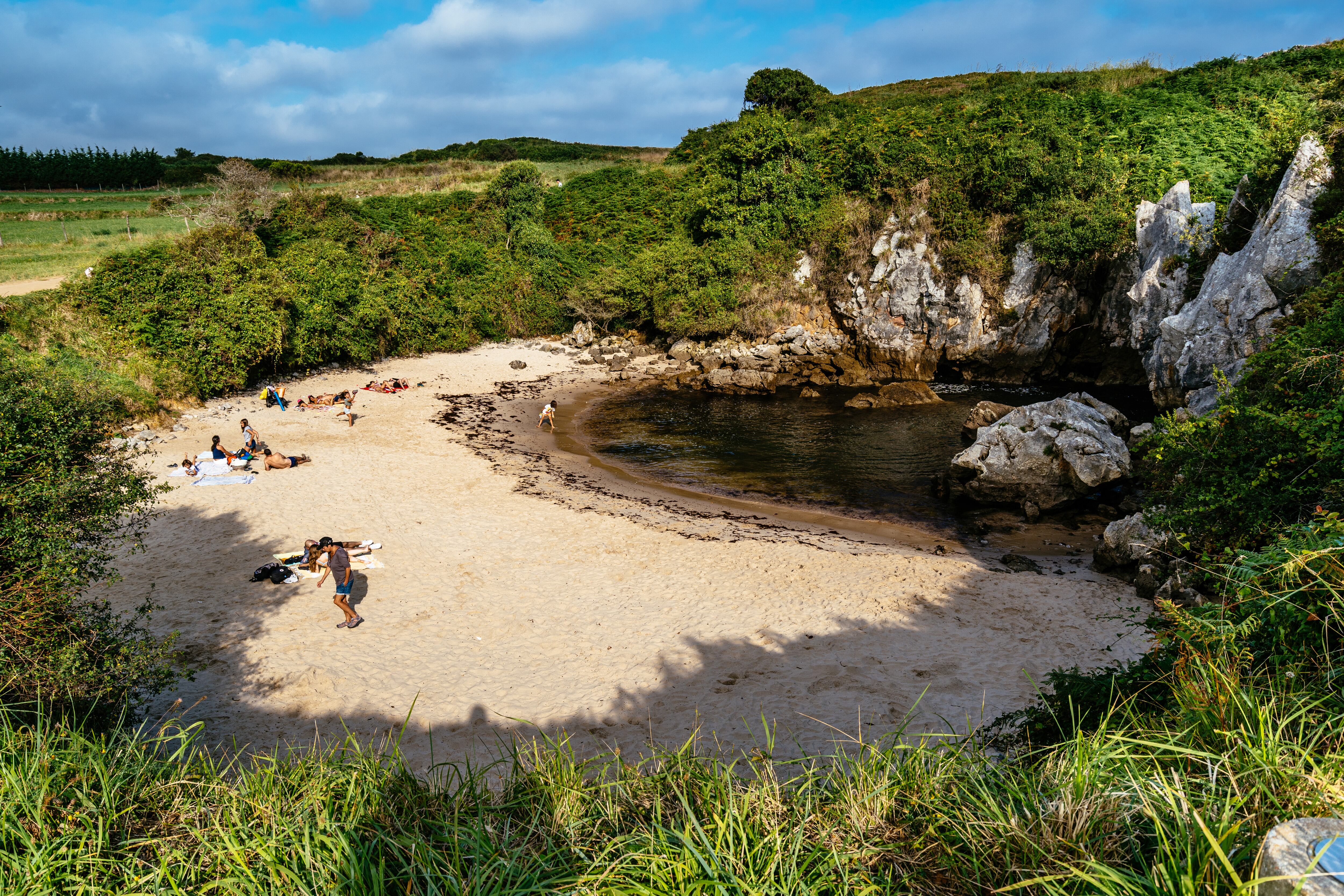 La playa de Gulpiyuri, desde otra perspectiva