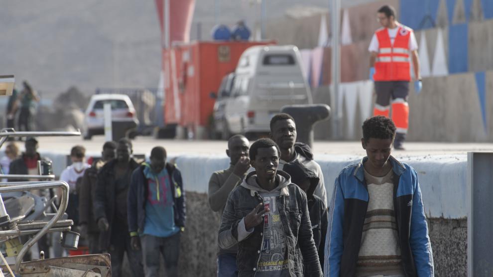 El Gobierno traslada a Torrox (Málaga) a 240 migrantes llegados de manera irregular a Canarias. Foto de archivo