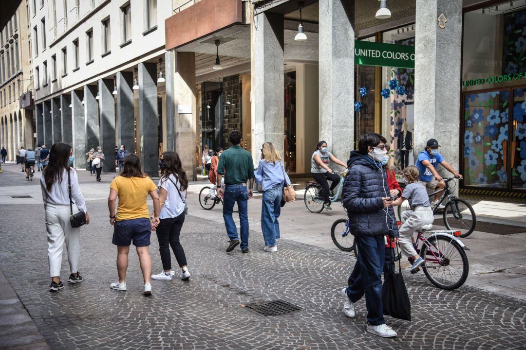 Imagen de gente paseando por Milan (Italia)