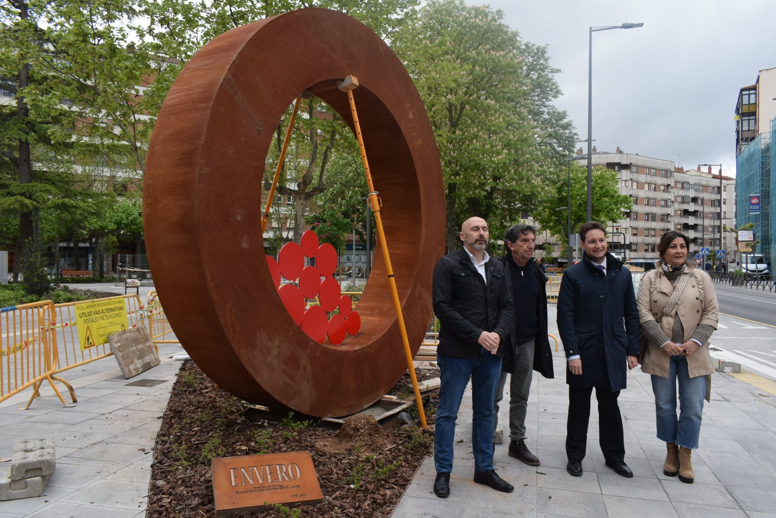 El autor y tres miembros del equipo de gobierno junto a la escultura