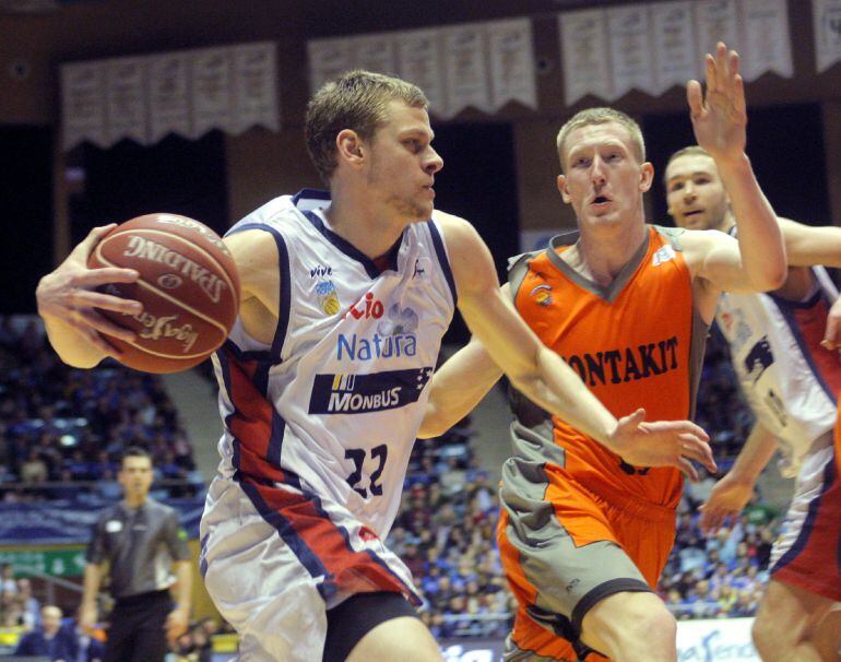 El alero lituano del Río Natura Monbus Eimantas Bendzius (i) protege un balón ante el jugador del Montakit Fuenlabrada, Rolands Smiths durante el encuentro de la Liga ACB que se disputó en el Multiusos de Sar en Santiago de Compostela