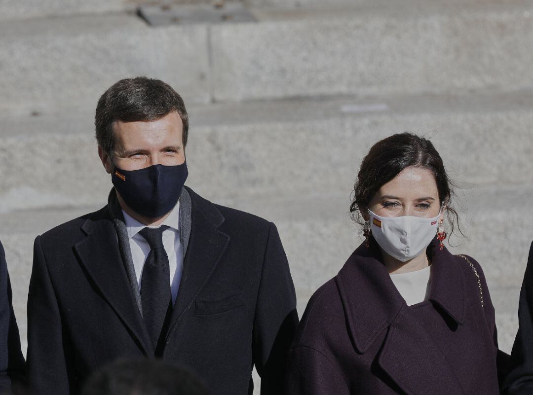  El presidente de la Xunta de Galicia, Alberto Núñez Feijóo, el presidente del PP, Pablo Casado, la presidenta de la Comunidad de Madrid, Isabel Díaz Ayuso, y el presidente de la Junta de Andalucía, Juanma Moreno, durante el acto institucional por el Día de la Constitución  en la Puerta de los Leones del Congreso de los Diputados