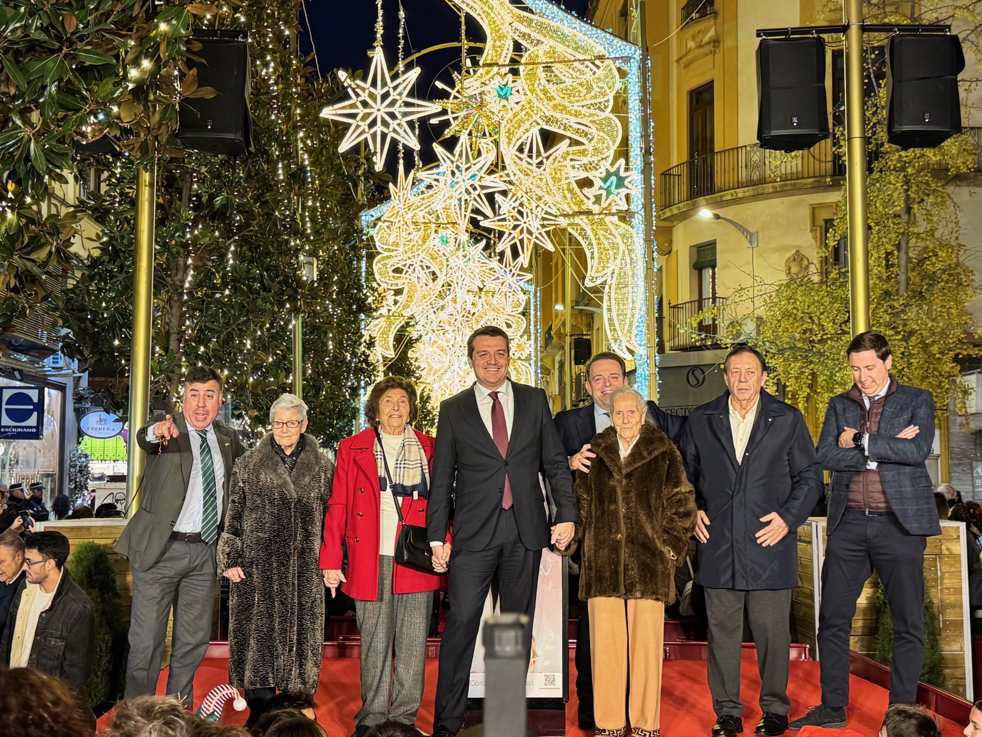 El alcalde junto a las personas que han encendido el alumbrado navideño y responsables municipales