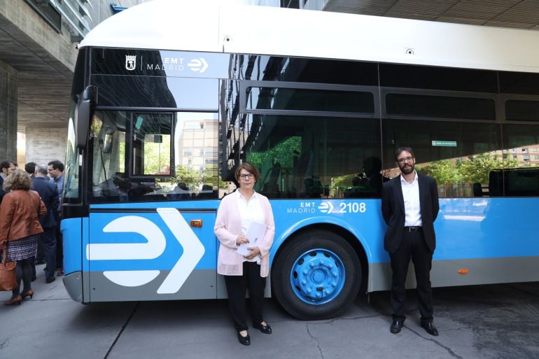 La delegada de Medio Ambiente, Inés Sabanés, y el gerente de la EMT, Álvaro Fernández Heredia, durante la presentación de la nueva imagen corporativa de la empresa.