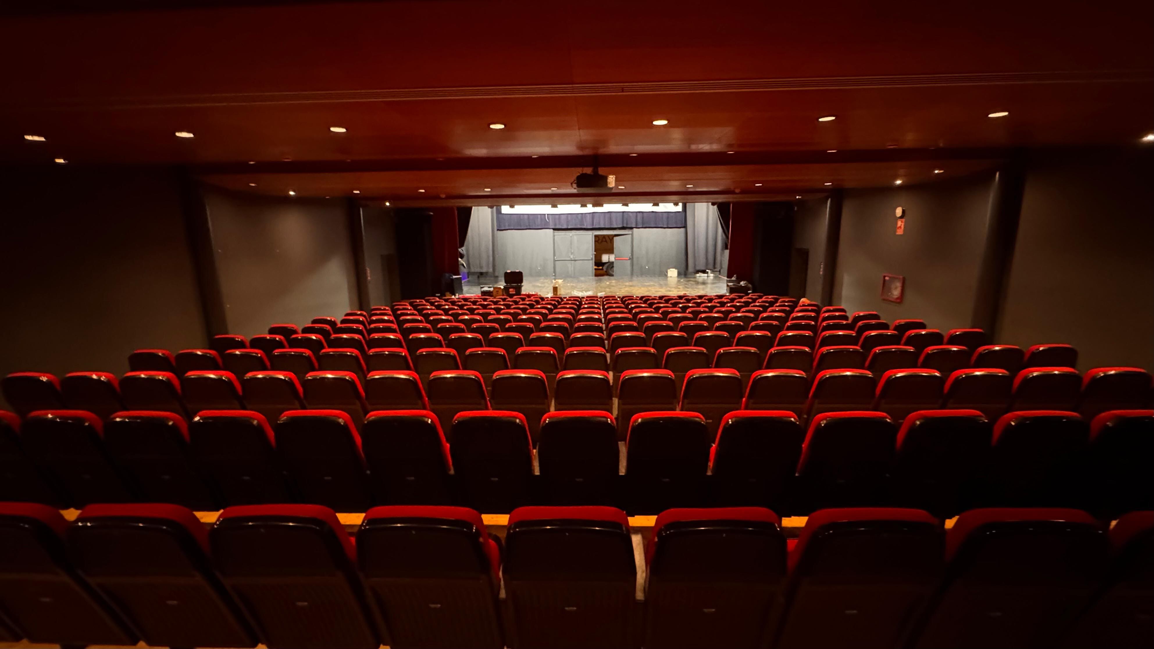 Nuevo aspecto de las butacas del Centro Cultural Manuel Benito Moliner