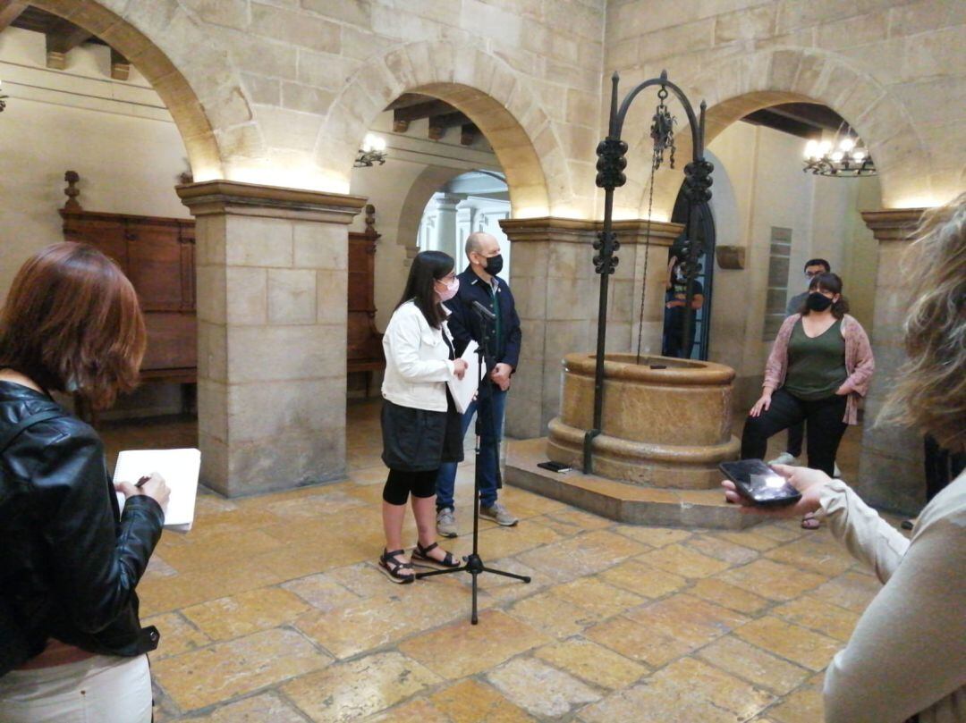 Jordina Freixanet acompanyada de Jaume Rutllant donant explicacions de la paralització de l'expedient de Torre Salses, aquest migdia, des de l'Ajuntament de Lleida