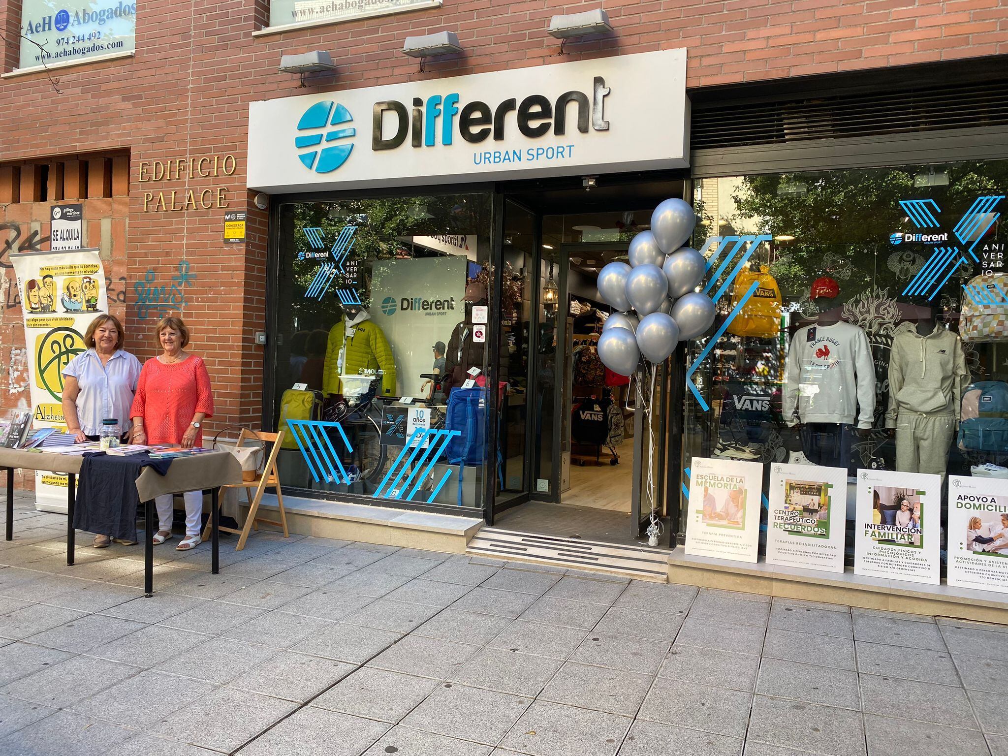 Fachada de celebración de Different Urban Sport, con la Asociación Alzheimer Huesca