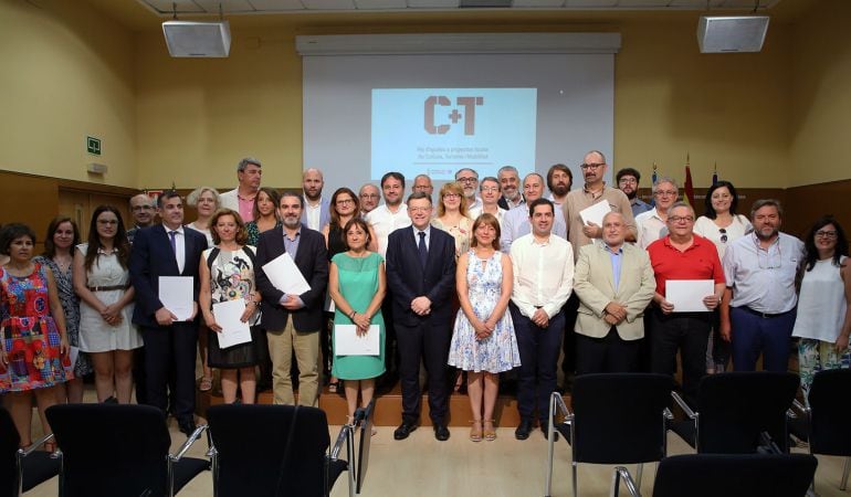 El president de la Generalitat, XImo Puig, (c) con los alcaldes de los 27 municipios beneficiados por el Plan de subvenciones de fondos FEDER de la Generalitat.