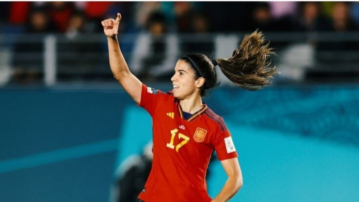 Alba Redondo celebra un gol con España